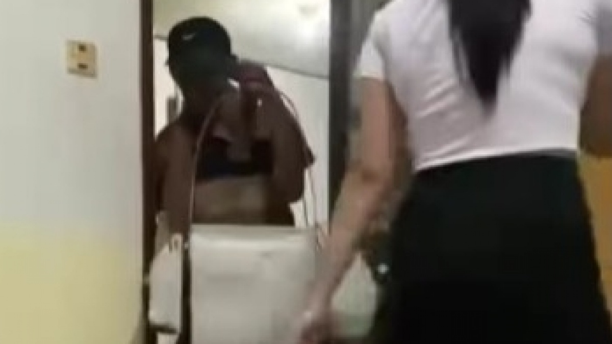 Viral Cewek Baju Seksi Panggil Penjual Bakso Masuk Kamar, Netizen Murka: Mempermalukan Orang Cari Nafkah!