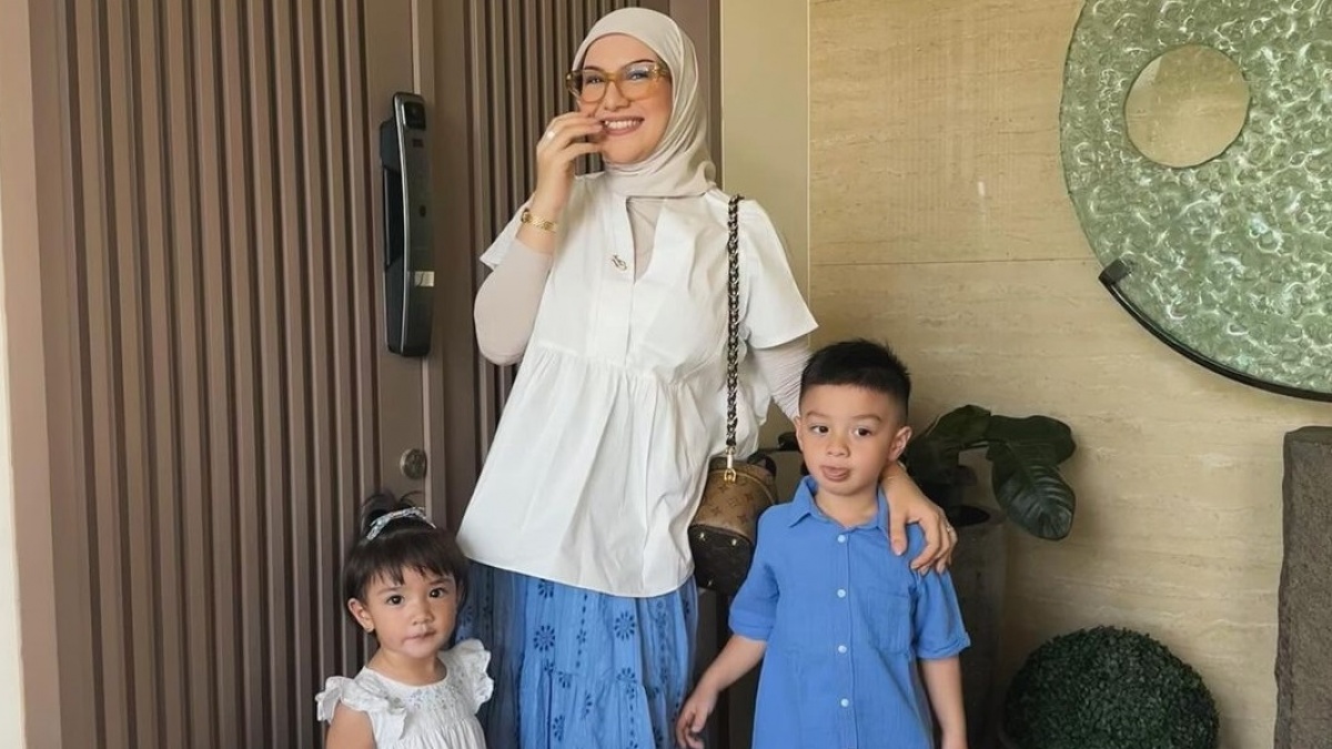 Viral Wajah Melas Anak Irish Bella di Hari Pernikahan Ibunya, Seolah Bingung Cari Ayah