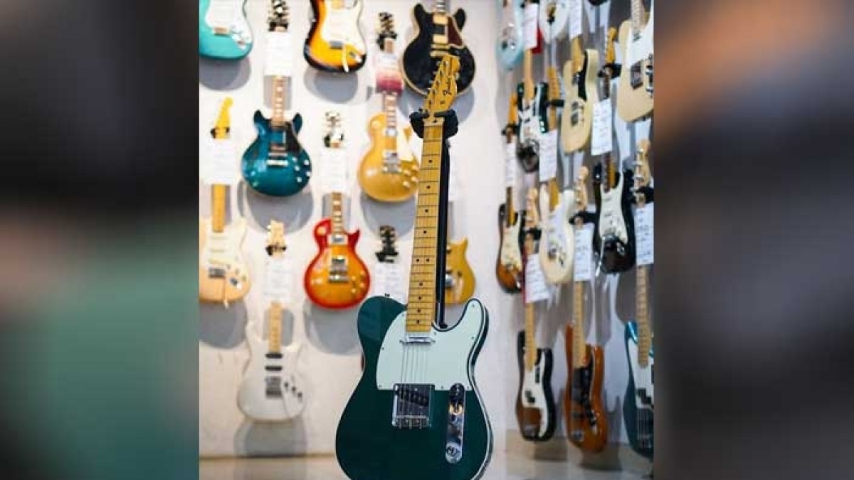 Penawaran Gitar Eross Sheila On 7 untuk Bantu Gaza Tembus Rp 100 Juta