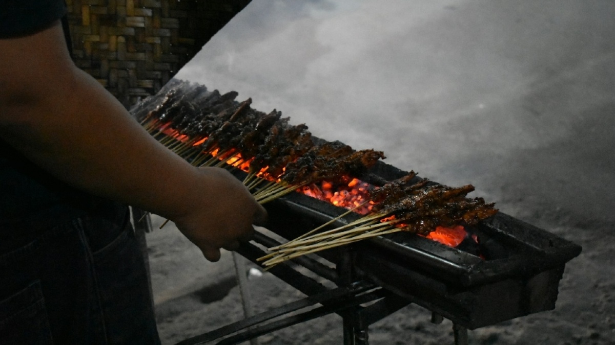 Lulusan S2 ITB Ini Putuskan Pulang Kampung dan Buka Warung Sate, Banjir Pujian dari Netizen