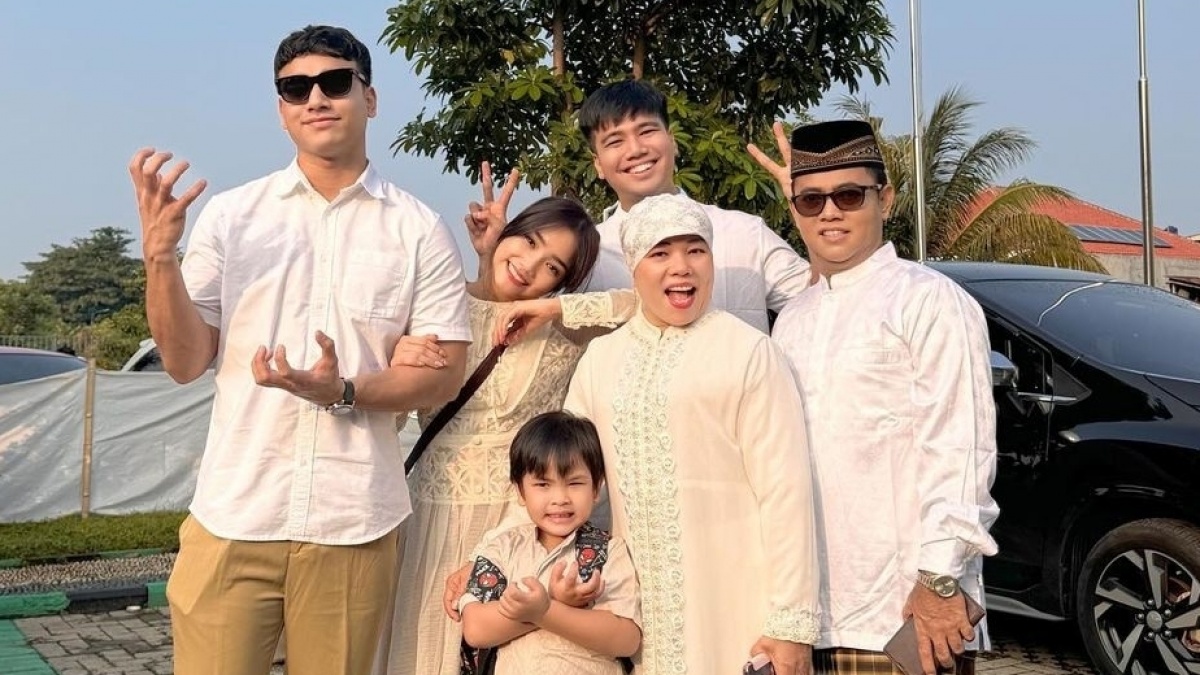 Haji Faisal Rutin Ajak Fuji Hingga Fadly Faisal Salat Berjamaah di Rumah, Ternyata Ini Alasannya