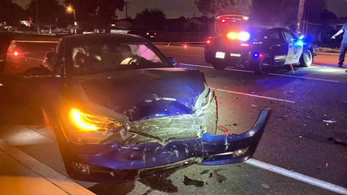 Indonesia Belum Siap? Autopilot Tesla Makan Korban Lagi, Mobil Polisi Terparkir Dihantam Keras