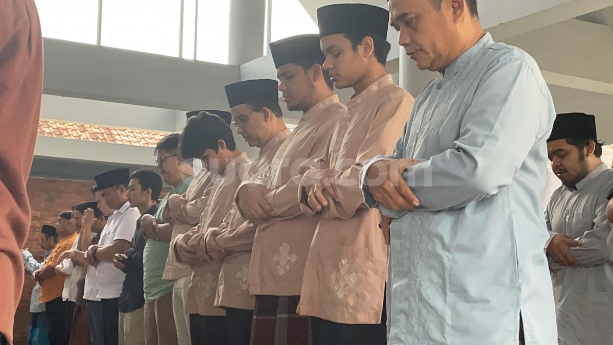 Begini Gaya Anies Salat Idul Adha Bareng Keluarga di Lebak Bulus
