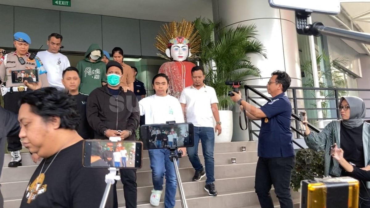 Kedua Tangan Diborgol, Virgoun Tetap Santai Diperiksa Kasus Narkoba