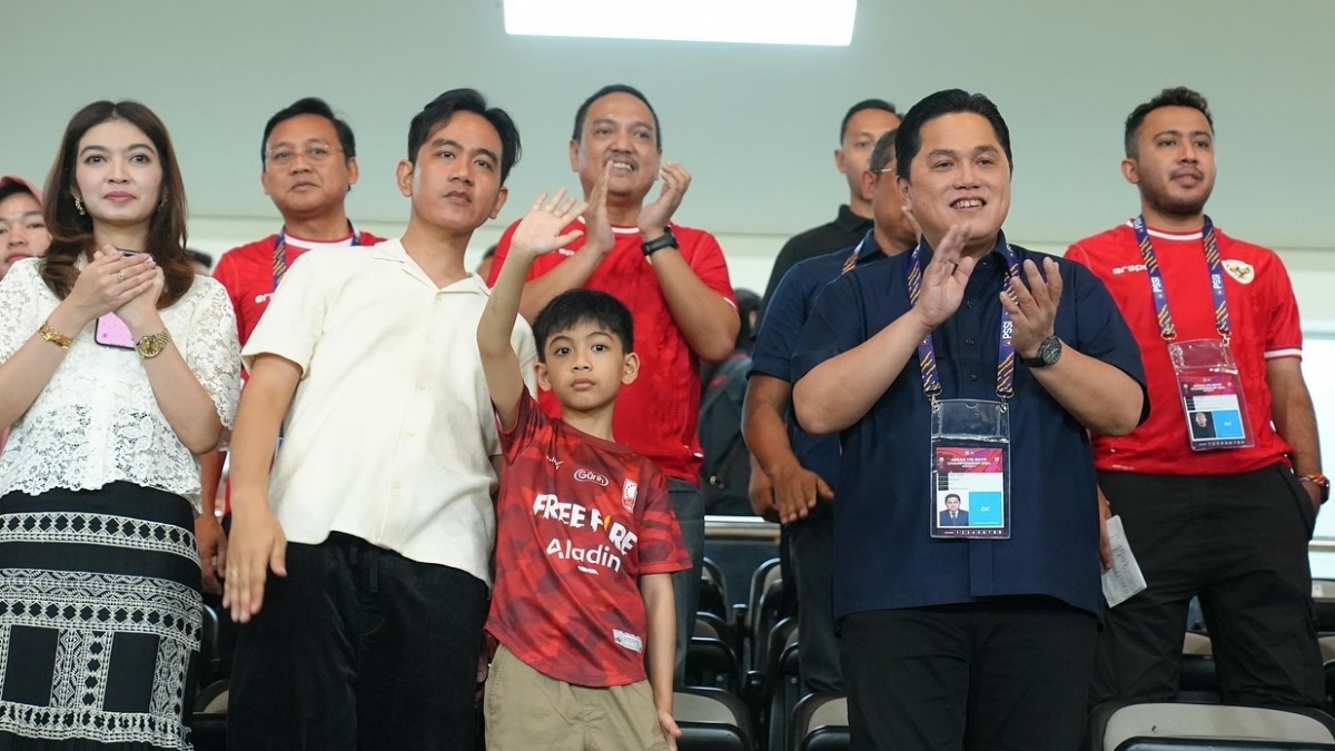 Penampilan Kompak Selvi Ananda dan Gibran Saat Nonton Bola di Manahan: Baju Couple?