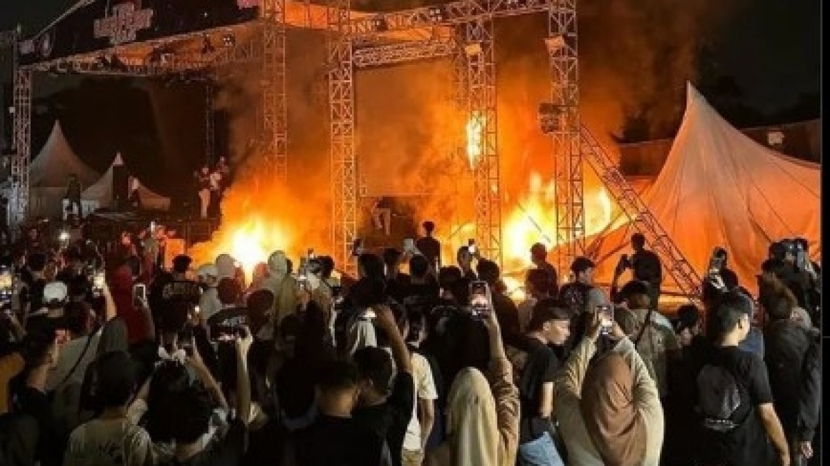 Viral Penonton Konser di Tangerang Ngamuk Bakar Panggung