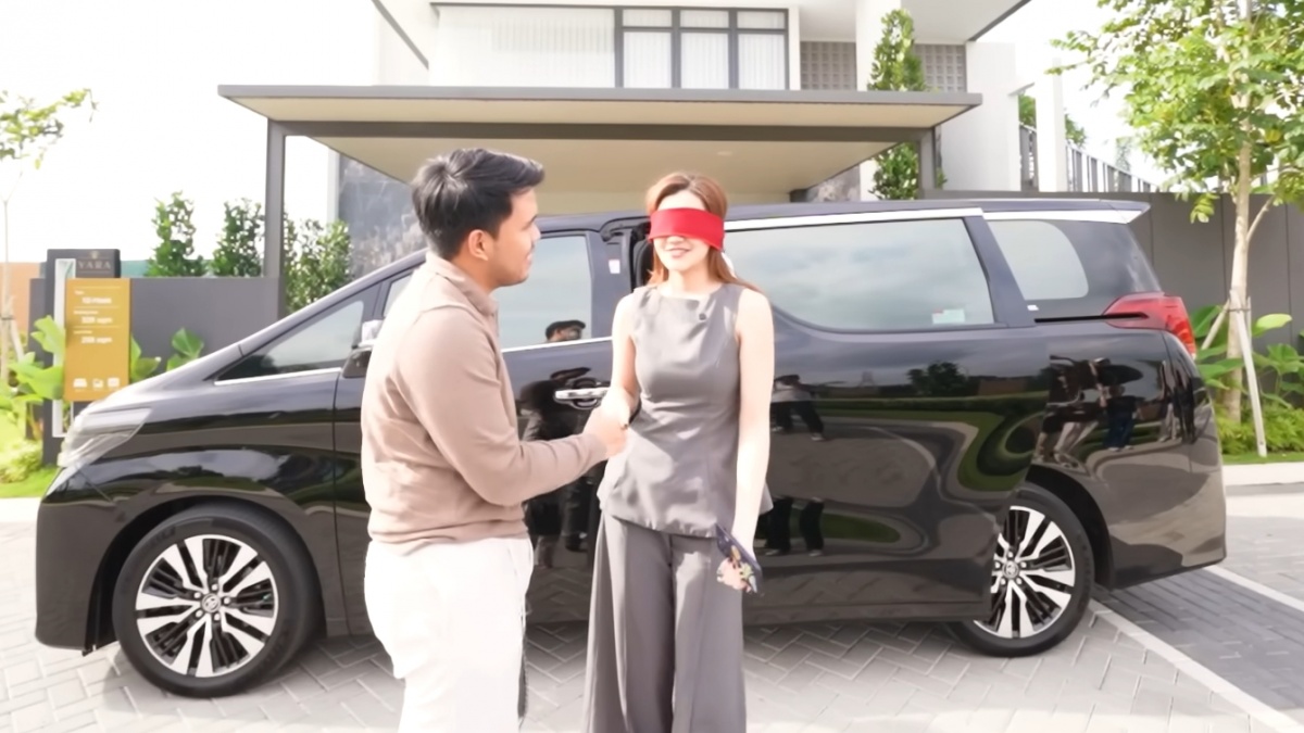 Turun dari Toyota Alphard,  Aaliyah Massaid Diberi Kado Rumah Baru oleh Thariq