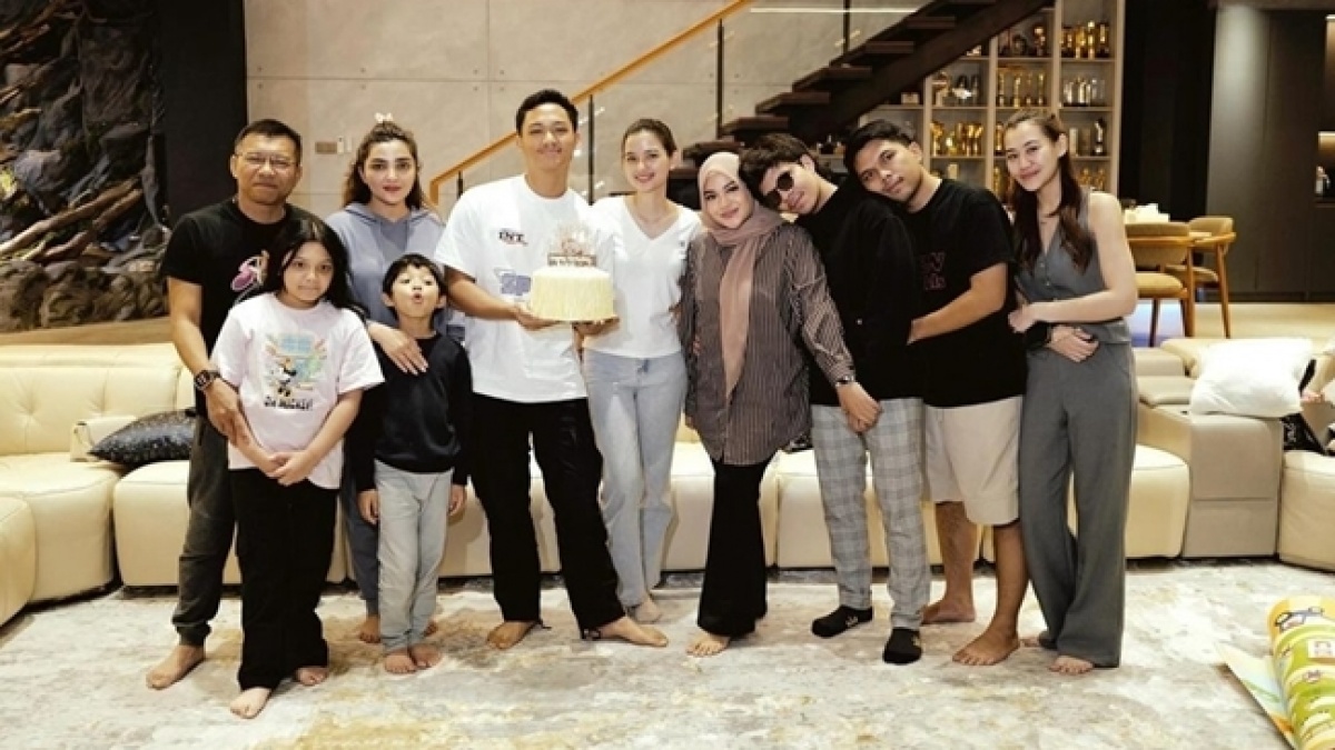 Rangkul hingga Cipika Cipiki, Adab Aaliyah Massaid ke Azriel Hermansyah Jadi Sorotan