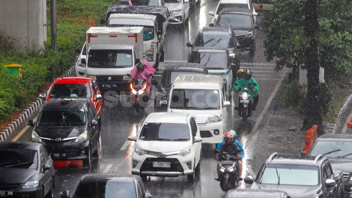 Hujan Turun, Begini Cara Cerdas Jaga Keselamatan di Balik Kemudi!