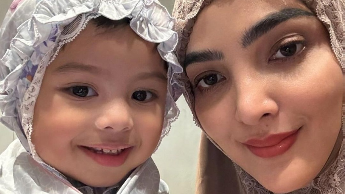 Unggah Foto Salat Bareng Ameena, Caption Ashanty Jadi Gunjingan: Jangan Berlebihan Bu
