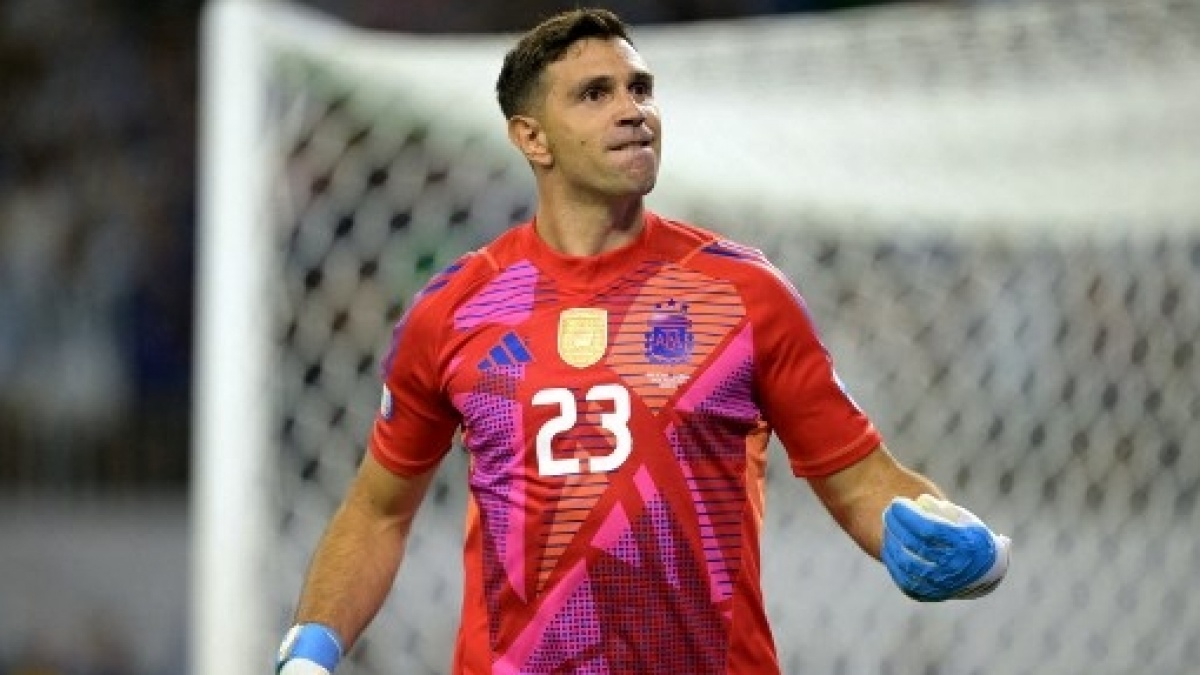 Dibidik MU, Lionel Messi Turun Gunung 'Selamatkan' Karir Emiliano Martinez