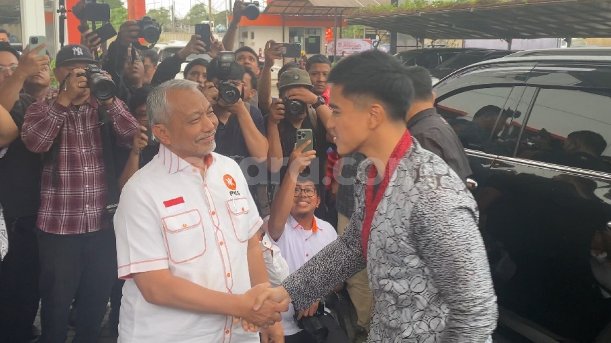 Tiba di Markas PKS, Kaesang Pakai Kimono Bermotif Batik Sambil Tenteng Buku