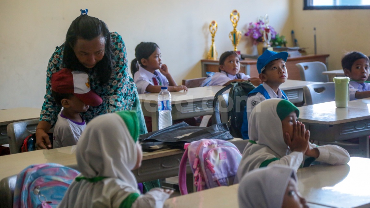 Hari Pertama Masuk Sekolah: 10 Kalimat Ajaib Ayah Bunda Menguatkan Hati Anak