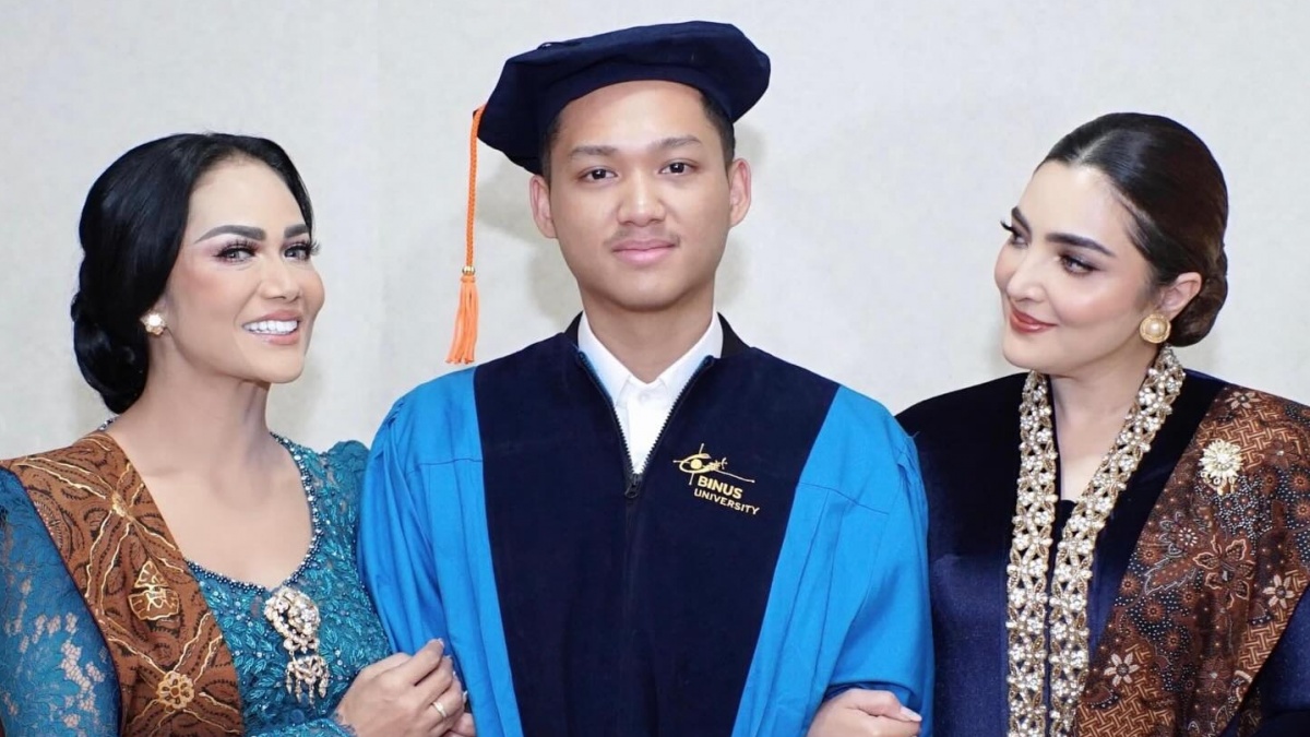 Wisuda Ditemani KD dan Ashanty, Beda Perlakuan Azriel Hermansyah ke 2 Ibunya Diprotes