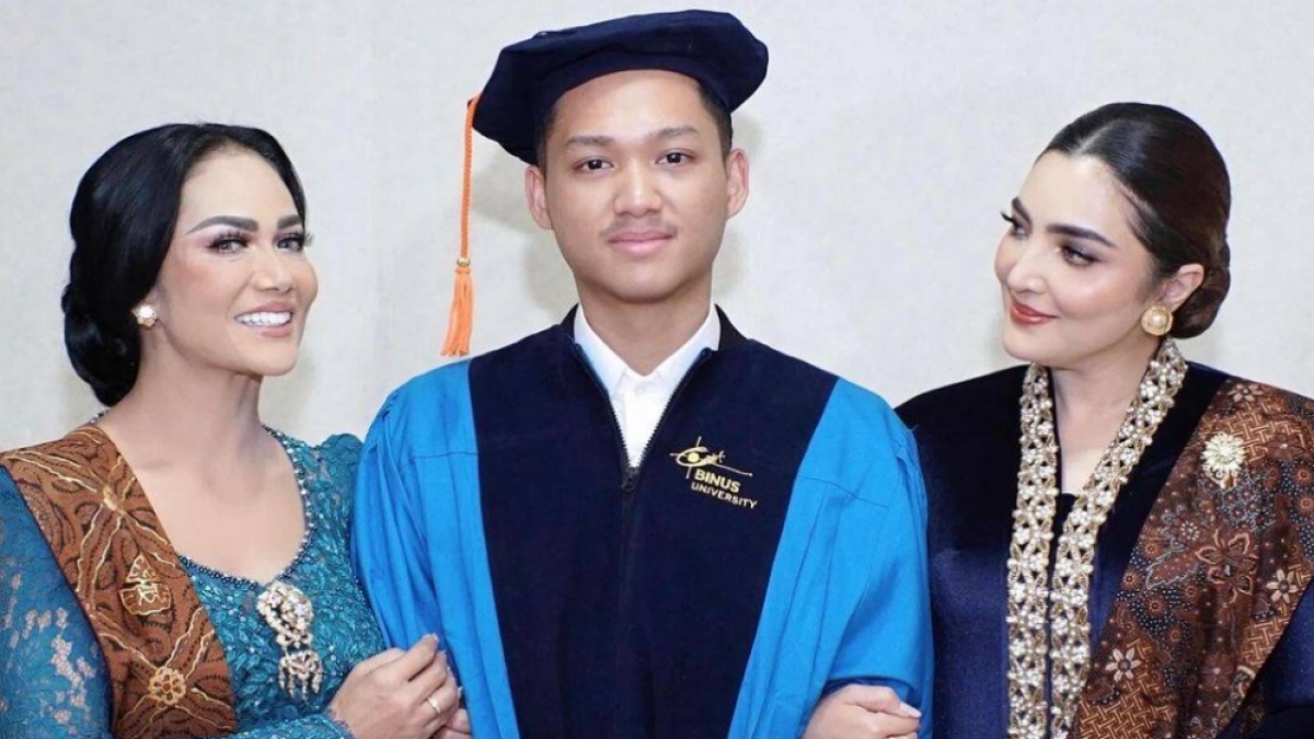 Adu Gaya Kris Dayanti vs Ashanty Berkebaya di Wisuda Azriel Hermansyah, Siapa Lebih Elegan?