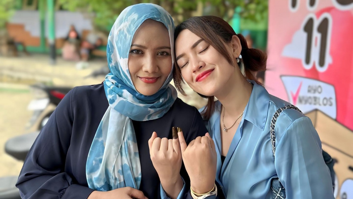 Pakai Hijab saat Kasih Kejutan ke Putrinya, Style Ibunda Happy Asmara Curi Fokus