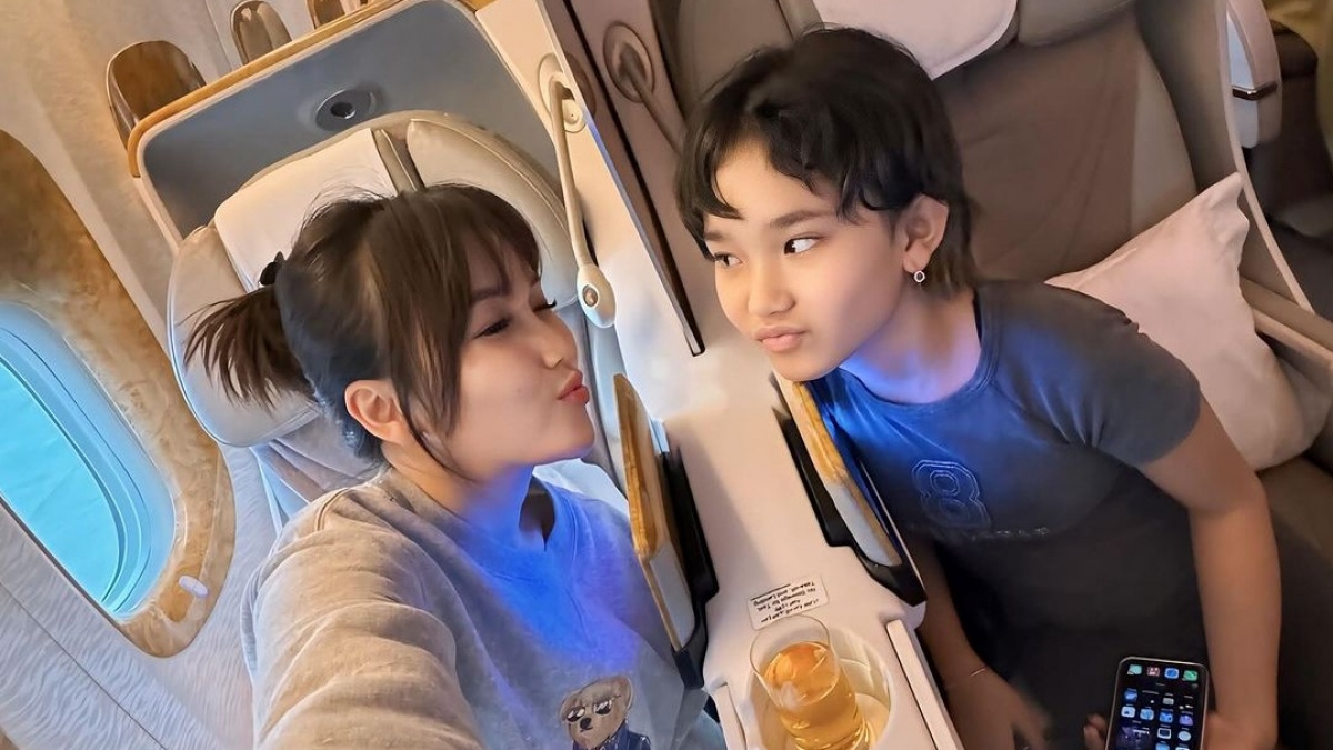 Mewah! Ayu Ting Ting Pamer Naik Pesawat First Class ke Amerika: Cakep Banget Kayak Kos-kosan