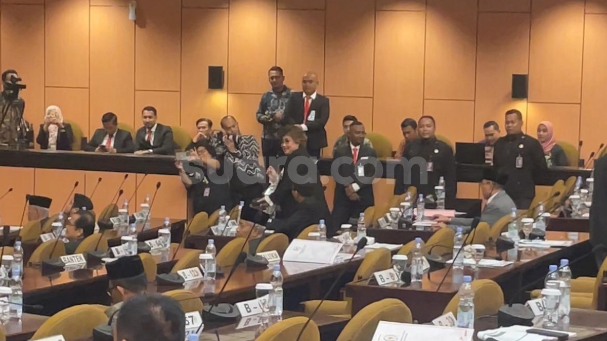 Rapat Paripurna DPD RI Ricuh, Senator Ini Malah Bernyanyi: Hai Seluruh Umat Tuhan Bertaubatlah!