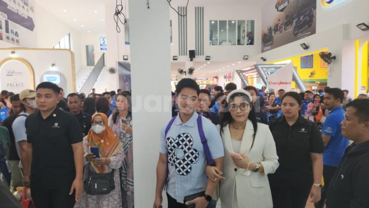 Bikin Heboh Jakarta Fair Kemayoran: Digandeng Mesra Istri, Kaesang Tenteng Tas Ciki