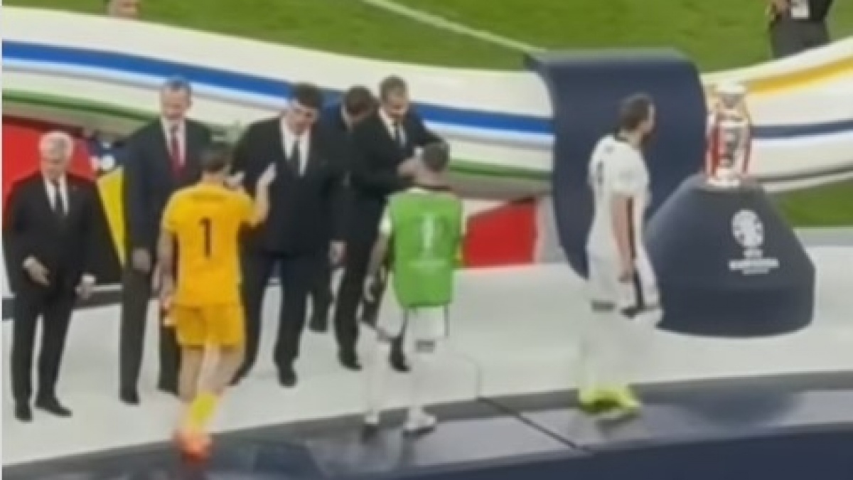 Momen Kesedihan Harry Kane untuk Kali Keenam Berjalan Melewati Trofi