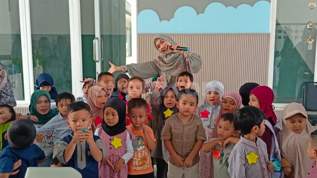 Momen Ria Ricis jadi Guru TK, Tebar Senyum Meski Repot Hadapi Belasan Anak