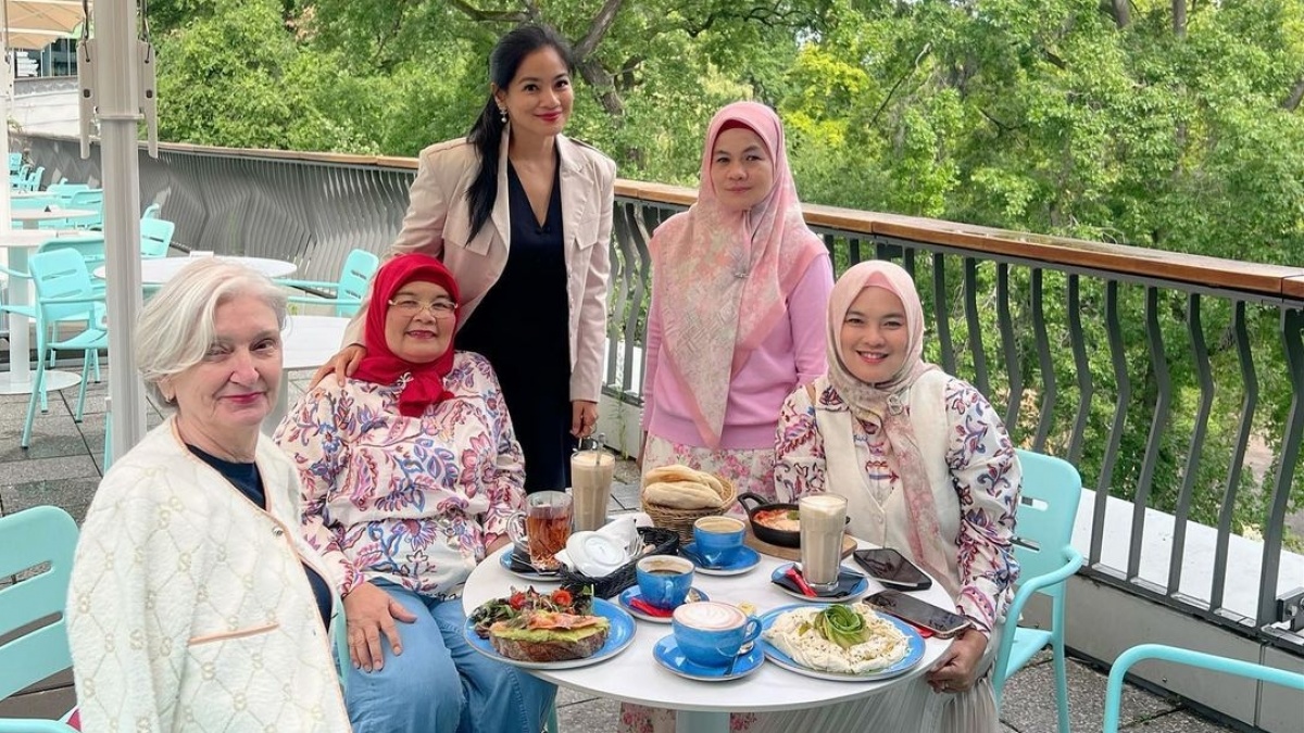 Titi Kamal Unggah Foto Liburan di Berlin, Penampilan Mama Mertua Bule Bikin Salfok