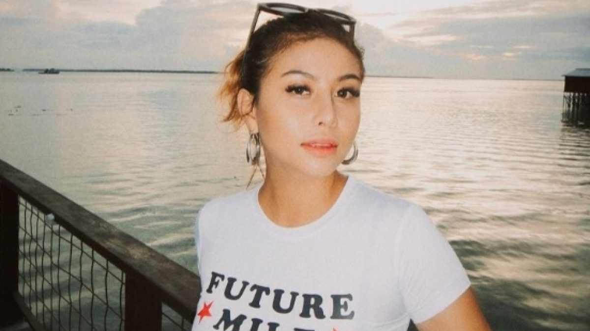 Berangkat Umrah, Potret Awkarin Berhijab Bak Anak Pesantren Bikin Pangling: Auranya Langsung Beda