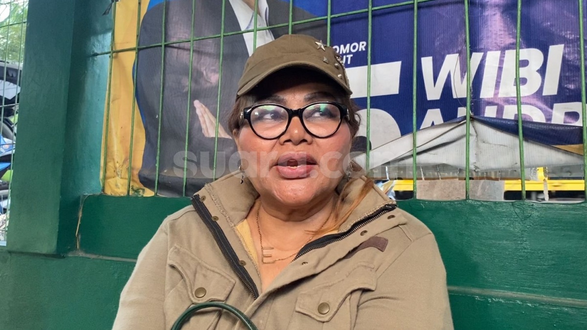 Demi Jemput Cucu, Eva Manurung Rela Kenakan Hijab