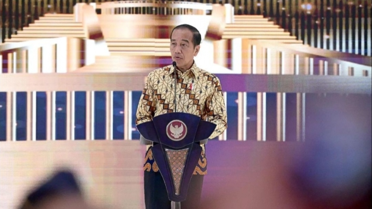 Jokowi Mau Hilirisasi Buah Kelapa jadi Bahan Bakar Pesawat
