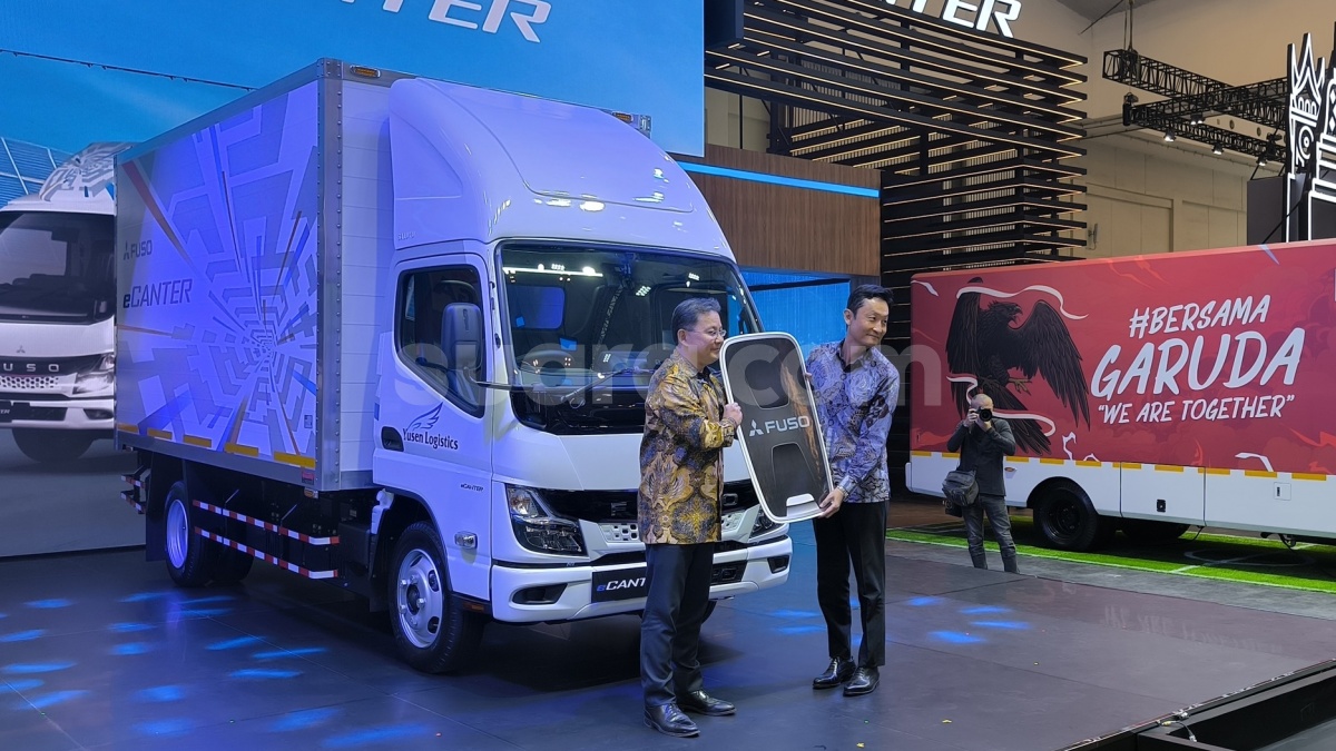 Meluncur di GIIAS 2024, Truk Listrik eCanter Diserahkan ke Konsumen Pertama
