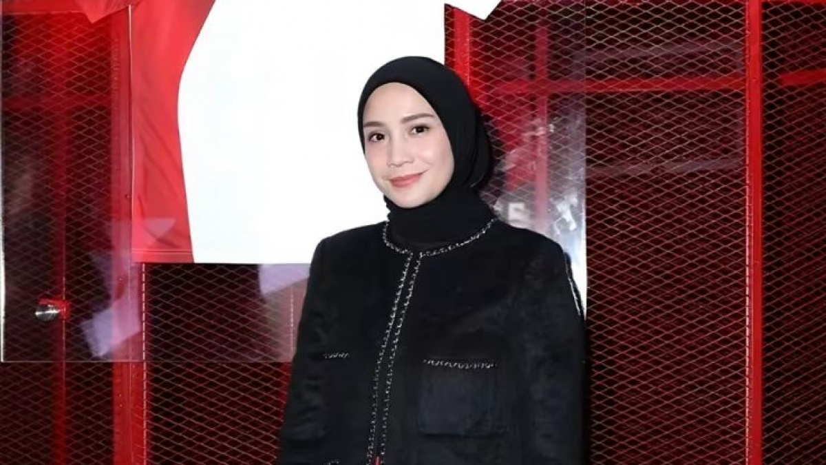 Berangkat Umrah Bareng Anak dan Karyawan, Nagita Slavina Pakai Abaya Seharga Motor
