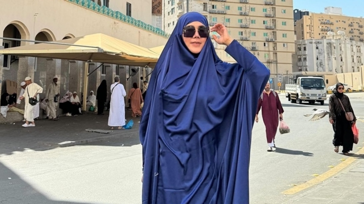9 Potret Isa Zega Tampil Syar'i Berhijab saat Umrah