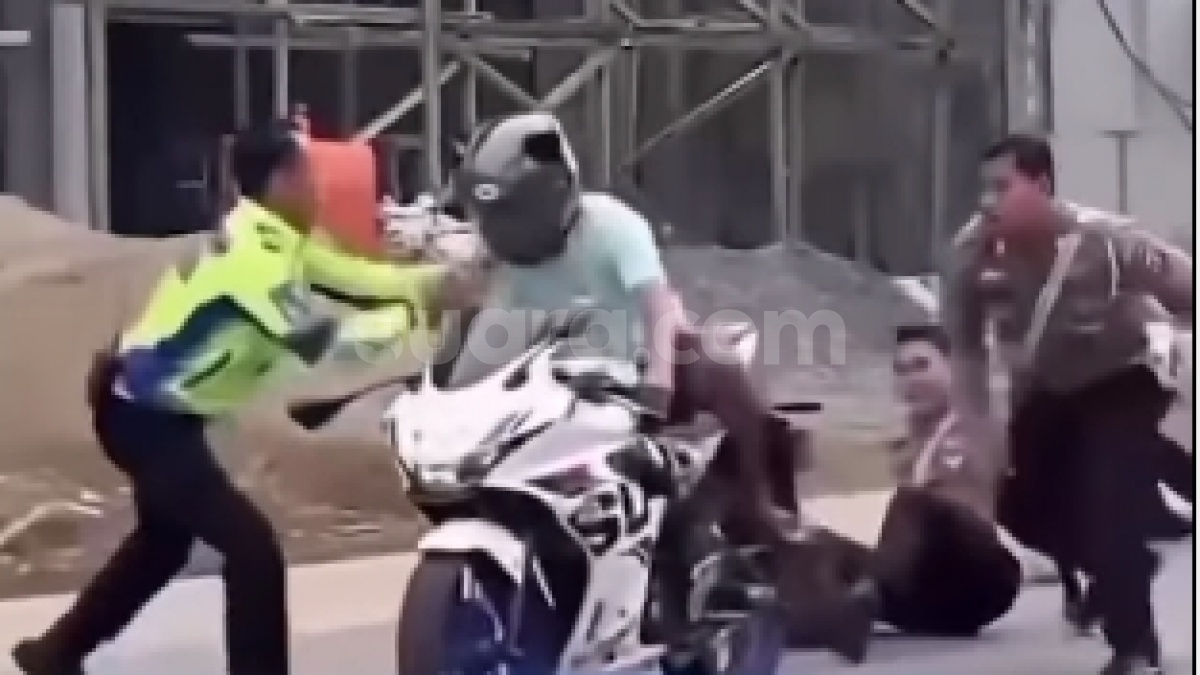 Sampai Terpental! Viral Pemotor Nekat Tabrak Polisi di Lampu Merah, Netizen Curiga: Mungkin Bawa Barang Haram Pak