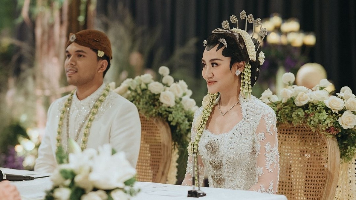Aaliyah Massaid Hampir Terjatuh saat Sungkem ke Para Sesepuh, Pertanda Apa?