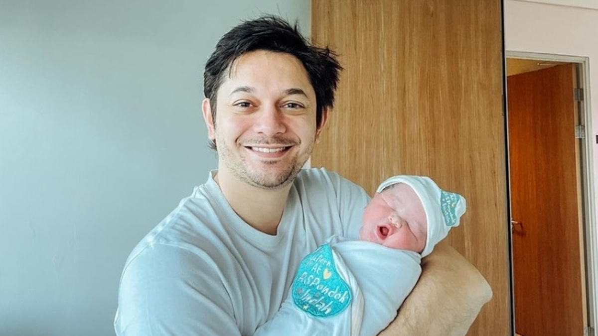 Posting Foto Gendong Anak Kedua, Andrew Andika Dicap Pencitraan