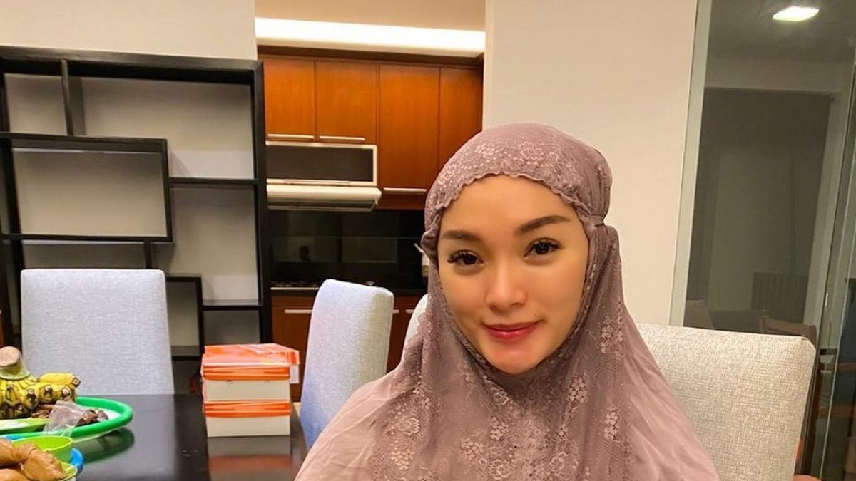 Pulang dari RS, Momen Zaskia Gotik Gendong Anak Seorang Diri Diomongin