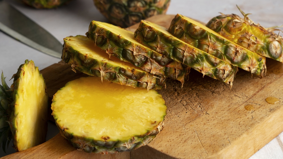 Dua Cara Mudah Mengupas Nanas untuk Campuran Es Buah