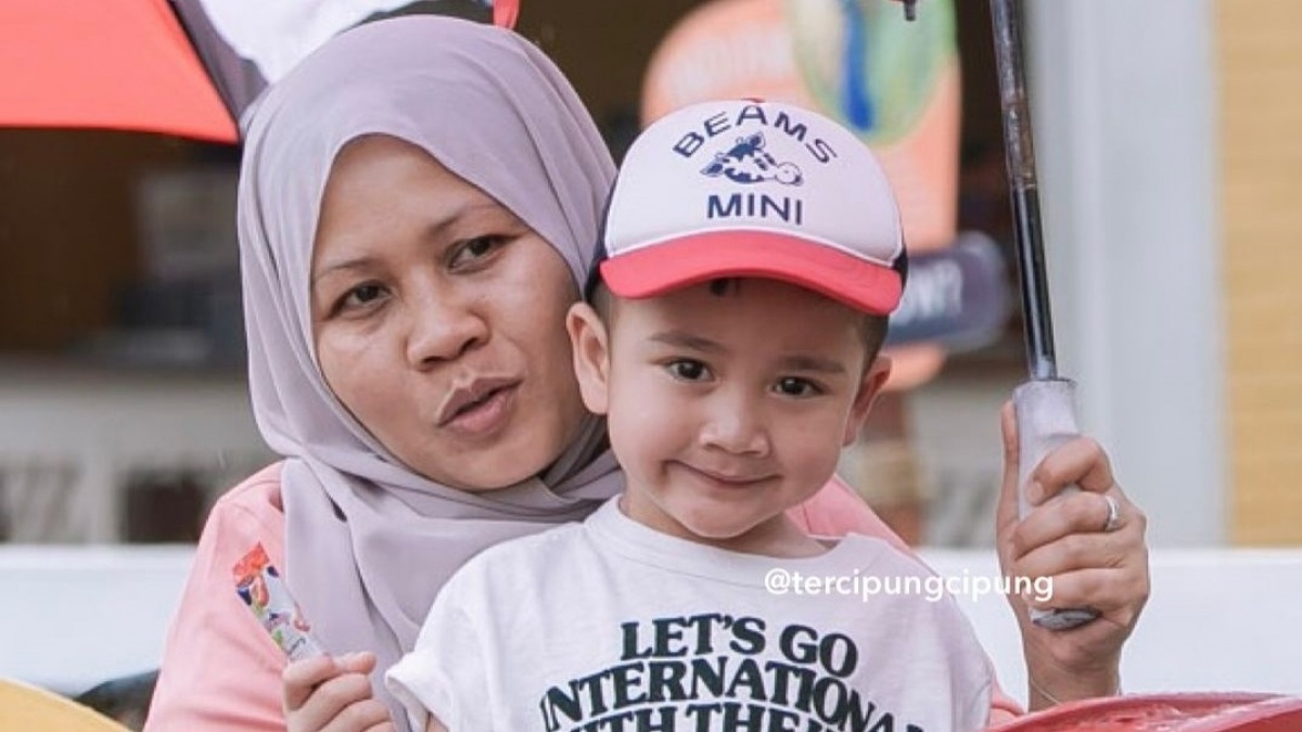 Makan Bareng Anak Majikan, Cara Sopan Sus Rini saat Nyicip Bakso Rayyanza Jadi Perbincangan