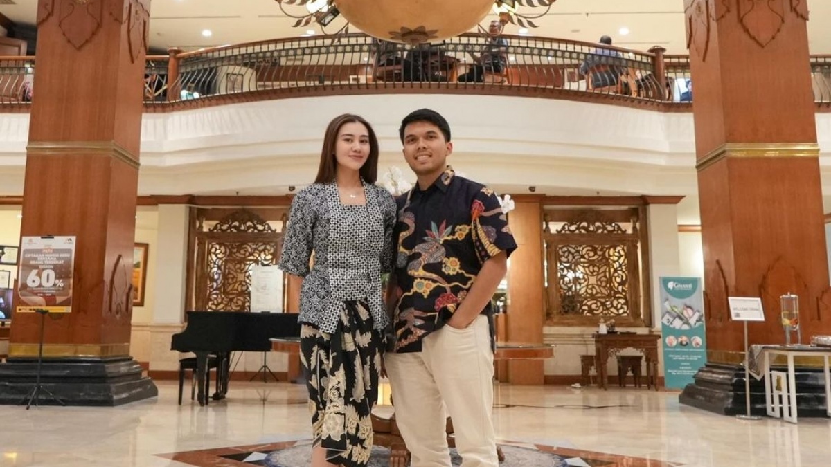 Thariq-Aaliyah Kompak Tenteng Tas Branded di Roma, Harganya Bak Bumi dan Langit