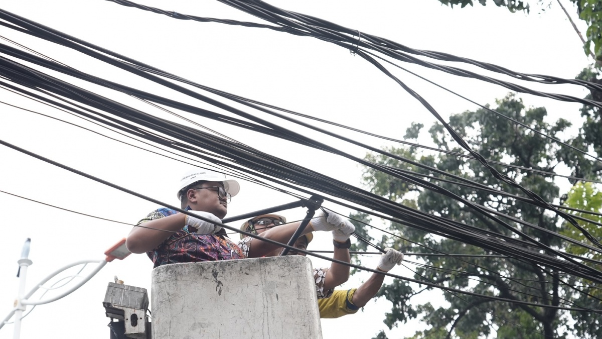 PT JIP Dampingi Dinas Bina Marga Jakarta Lakukan Penurunan Kabel Udara di Jalan Cikajang