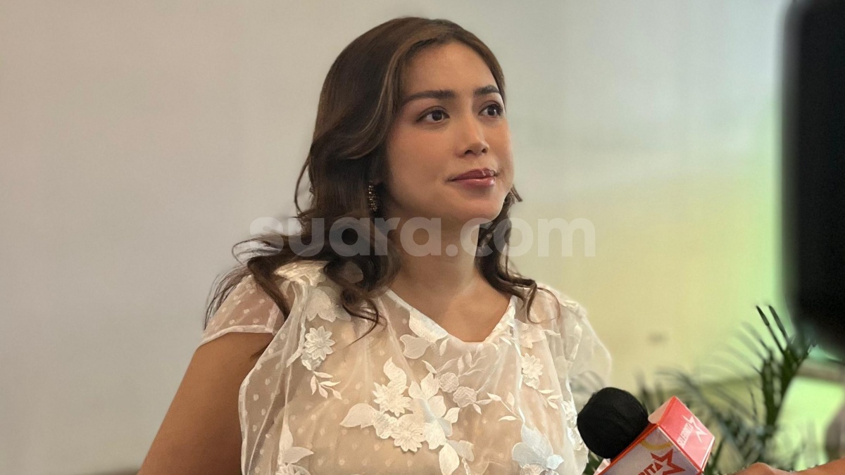 Lagi Hamil, Jessica Iskandar Nikmati Momen Jalan-Jalan Sore di Festival Makan Receh