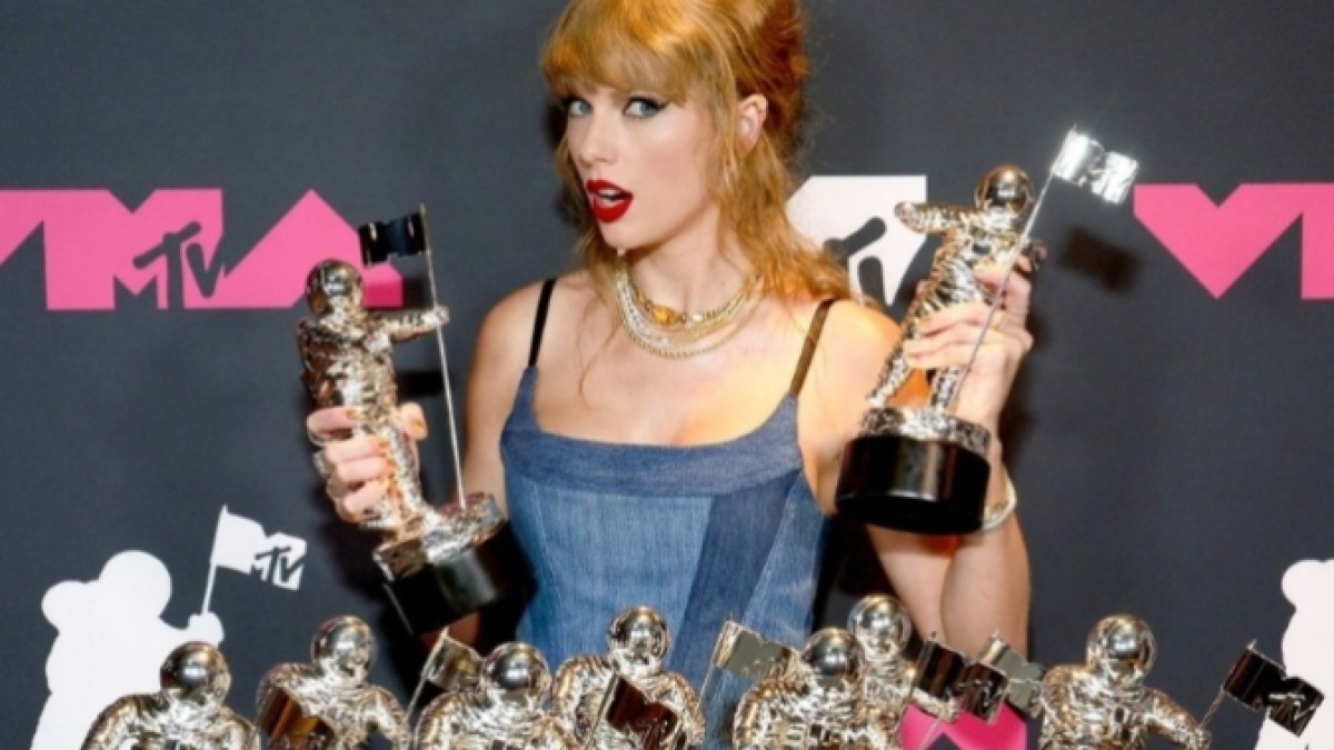 Taylor Swift Hancurkan Rekor Adele! Album Baru Cetak Sejarah Penjualan!