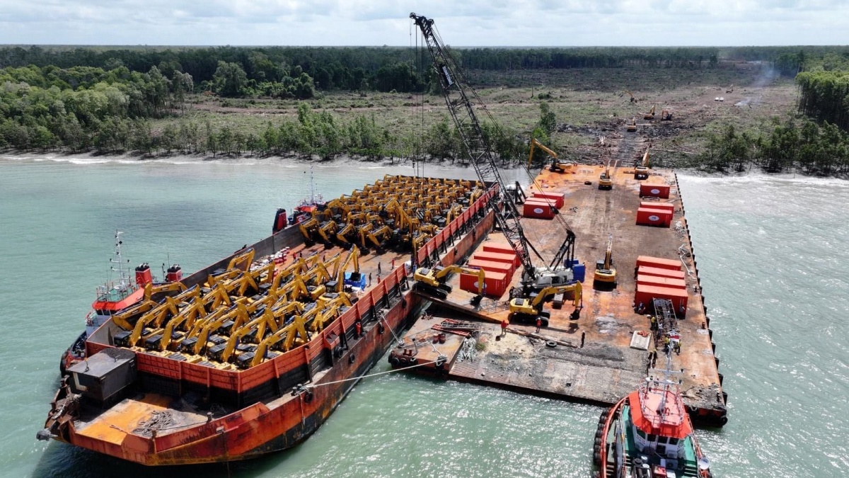 88 Unit Alat Berat Pesanan Haji Isam Tiba di Pelabuhan Wanam, 176 Unit Menyusul