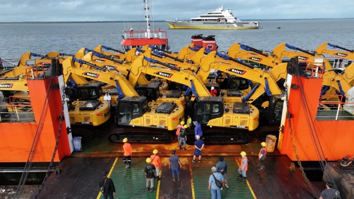 Eskavator Pesanan Jhonlin Group Kembali Mendarat di Merauke, Komitmen Percepatan Pembangunan Lumbung Pangan Nasional