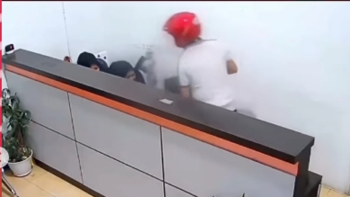 Viral Aksi Pria Berpakaian 'Polantas' Rampok Gerai BRI Link, Aparat?