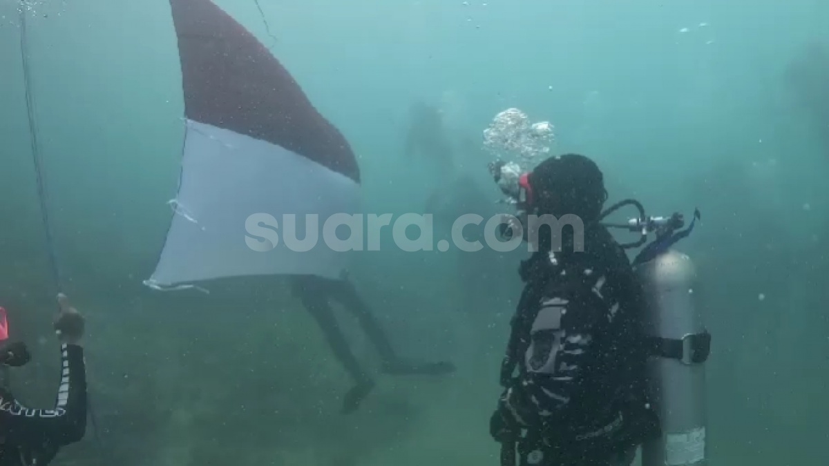 HUT Ke-79 RI, POSSI Banten Gelar Pengibaran Bendera Bawah Laut di Perairan Selat Sunda