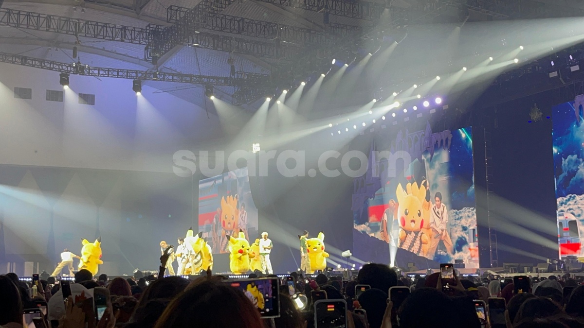 Meriahnya Konser Enhypen di ICE BSD, Pikachu Berbaju Batik Mendadak Muncul di atas Panggung