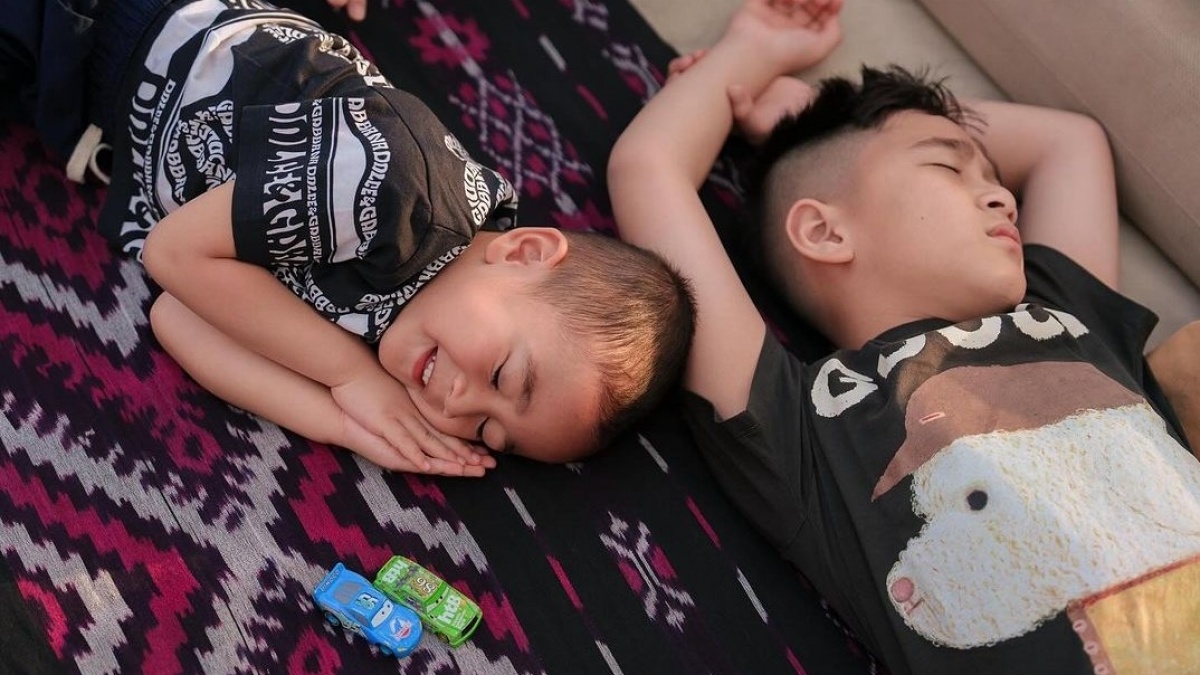 Gucci vs Dolce Gabbana, Adu Mahal Kaos Rafathar dan Rayyanza saat Nyantai di Beach Club sang Ayah