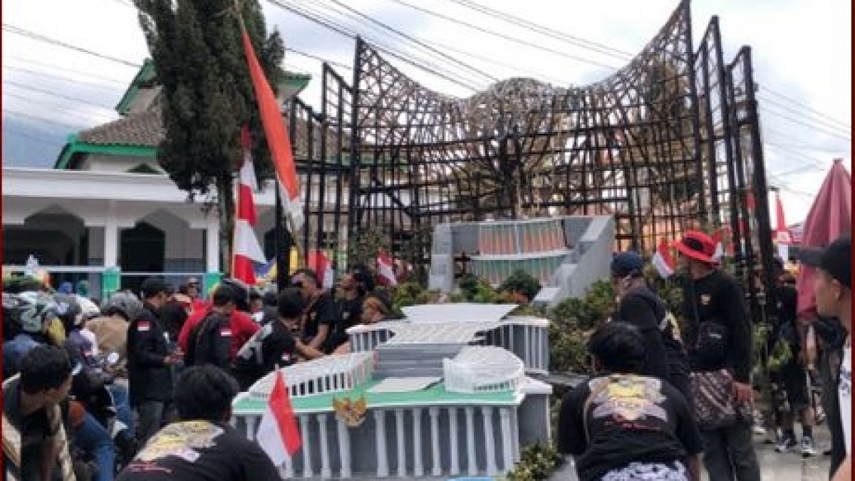 Miniatur Istana Negara IKN dari Kardus Curi Perhatian di Karnaval Agustusan