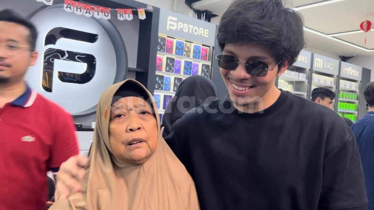 Sikap Ramah Atta Halilintar Diajak Foto Bareng Nenek-Nenek